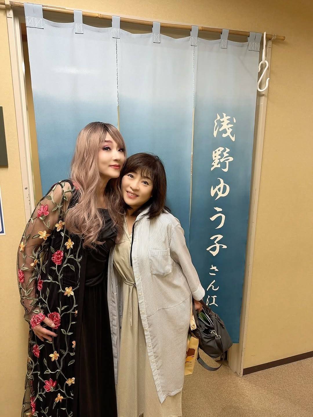 「どこのギャルかと」65歳大御所女優の〝イケイケ〟ファッションに衝撃！「妹〜」と呼ぶ59歳人気タレントと2ショットに反響「お二人ともとっても可愛いですね」の声