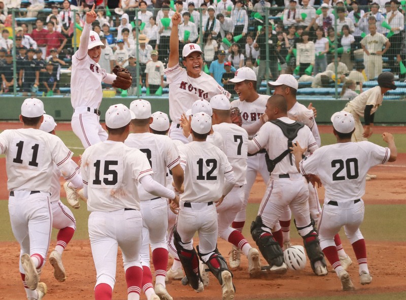 【広陵2－1崇徳】（延長十回）甲子園出場を決め喜ぶ広陵の選手たち＝三次市の電光石火きんさいスタジアム三次で2025年7月26日午後0時22分、井村陸撮影