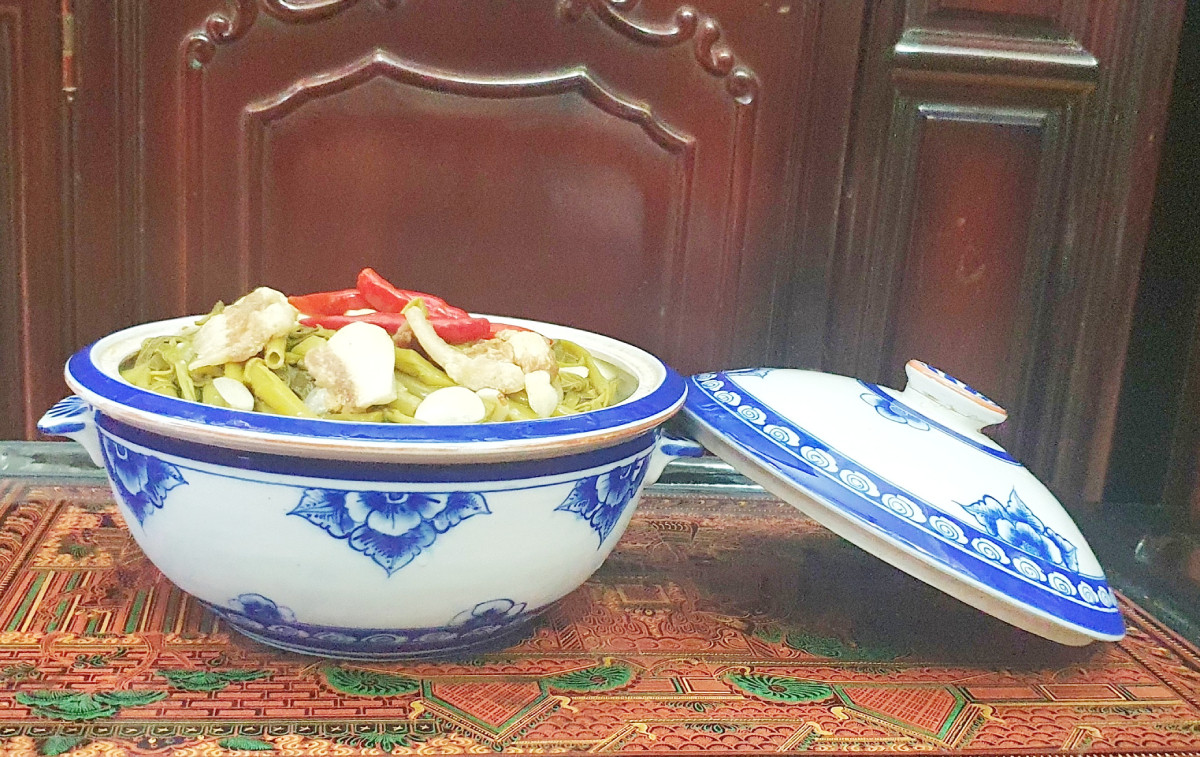 Trời mưa, nhớ món rau muống dải om mẻ, ớt giòn ngon mẹ làm