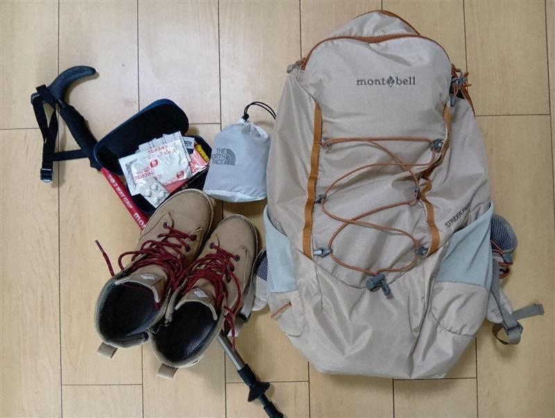 登山に必要なザックや登山靴、雨具など。救急セットや常備薬も持っておくと安心だ＝神奈川県内で2025年8月4日午後、田中理知撮影