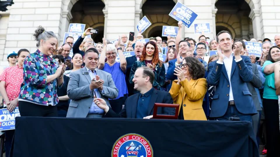 El gobernador Jared Polis prohibió la terapia de conversión en Colorado, en 2019. La Corte Suprema escuchará este otoño un recurso contra esa prohibición y los activistas temen que los jueces puedan declarar ilegales las restricciones a nivel estatal. - AAron Ontiveroz/MediaNews Group/Denver Post/Getty Images