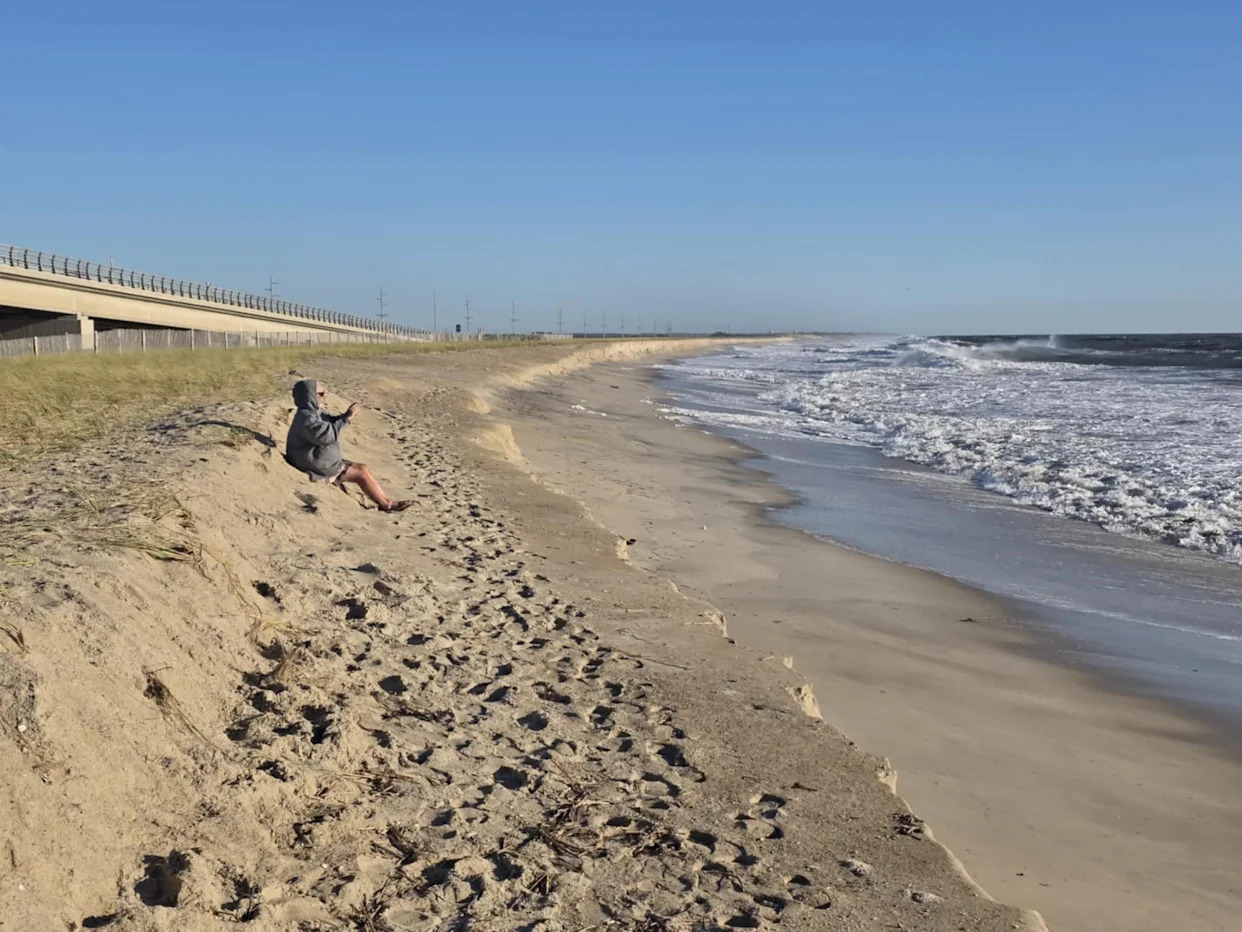 High surf and rip currents from Hurricane Erin causes closures at Delaware beaches