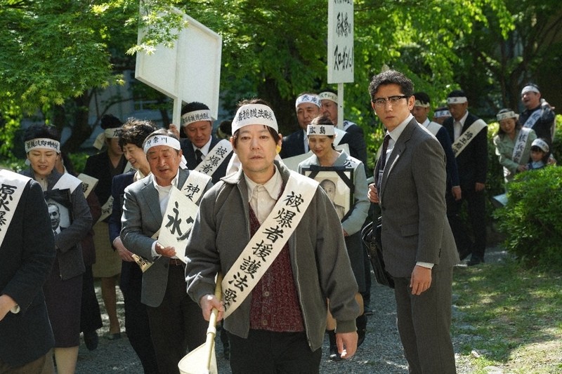 「八月の声を運ぶ男」の一場面。九野和平（中央手前、阿部サダヲ）と辻原保（その右、本木雅弘）＝NHK提供