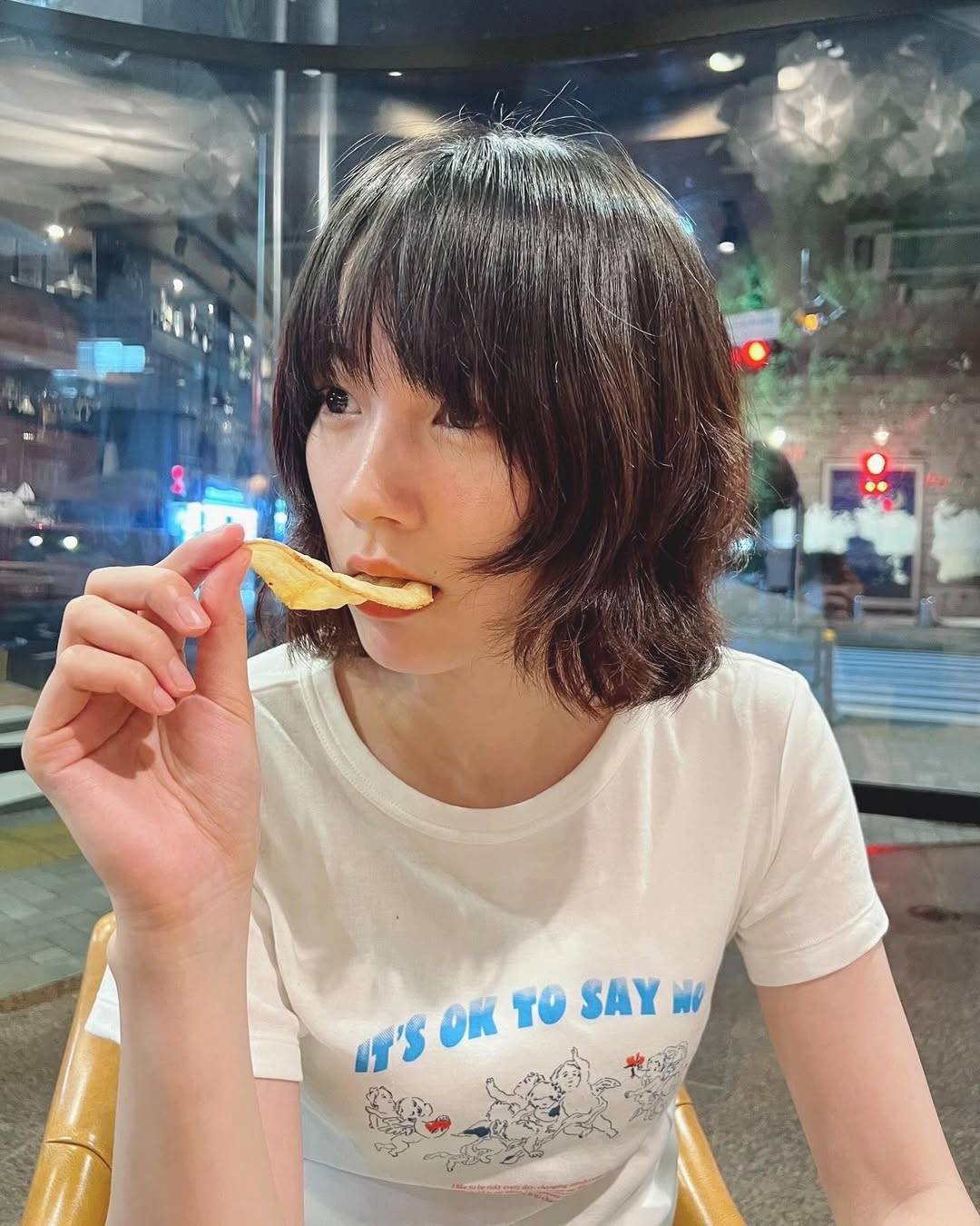 髪を切った〝新のん〟が話題、白T姿で〝アヒルショット〟「ボーイッシュになった」「どんな髪型でも似合いますね」