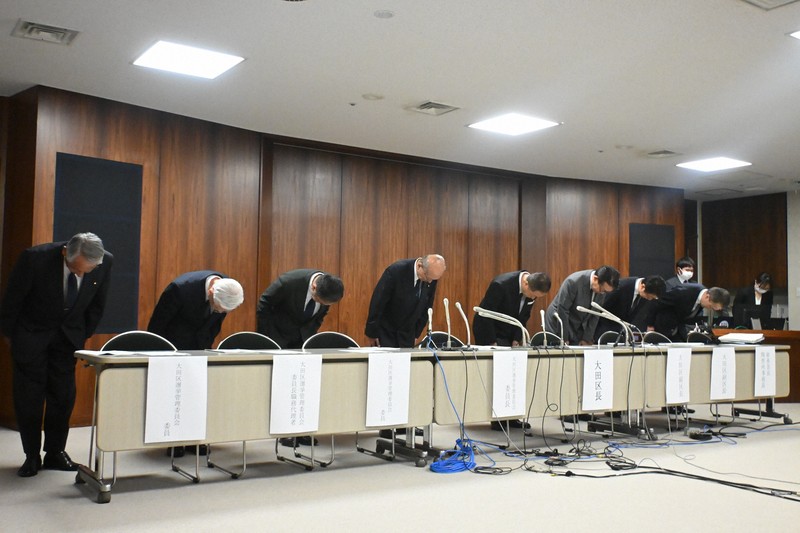 記者会見で謝罪する鈴木晶雅・大田区長（左から5人目）ら＝東京都大田区蒲田5の大田区役所で2025年8月7日午後6時2分、原奈摘撮影