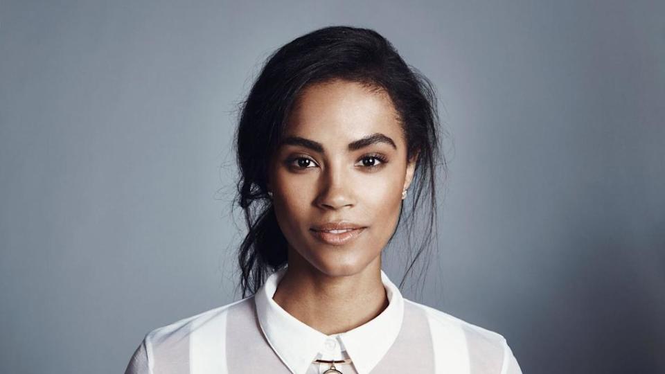 Sinead Bovell, una mujer de pelo negro vistiendo una camisa blanca