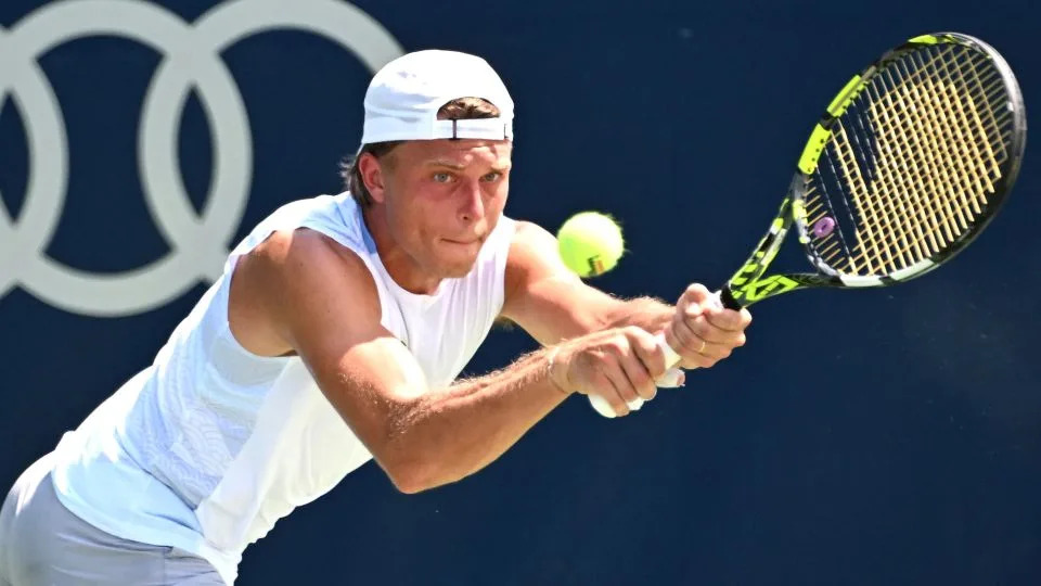Alexandre Muller juega un tiro contra Miomir Kecmanovic durante el juego de segunda ronda en el Estadio Sobeys en Toronto el 29 de julio. - Dan Hamilton/Imagn Images/Reuters Connect