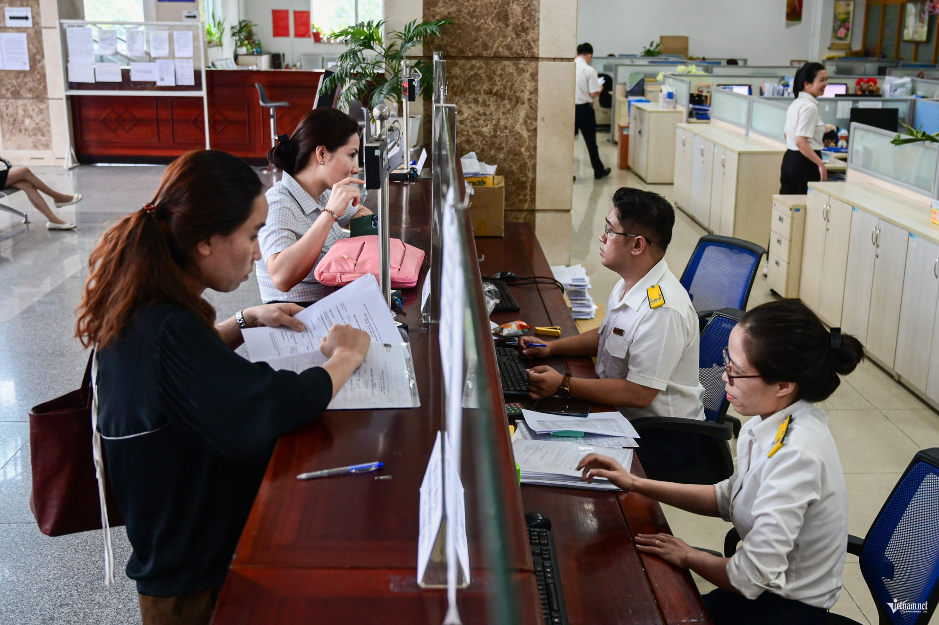 Bị hoãn xuất cảnh vì bỗng dưng là người đại diện pháp luật cho một công ty