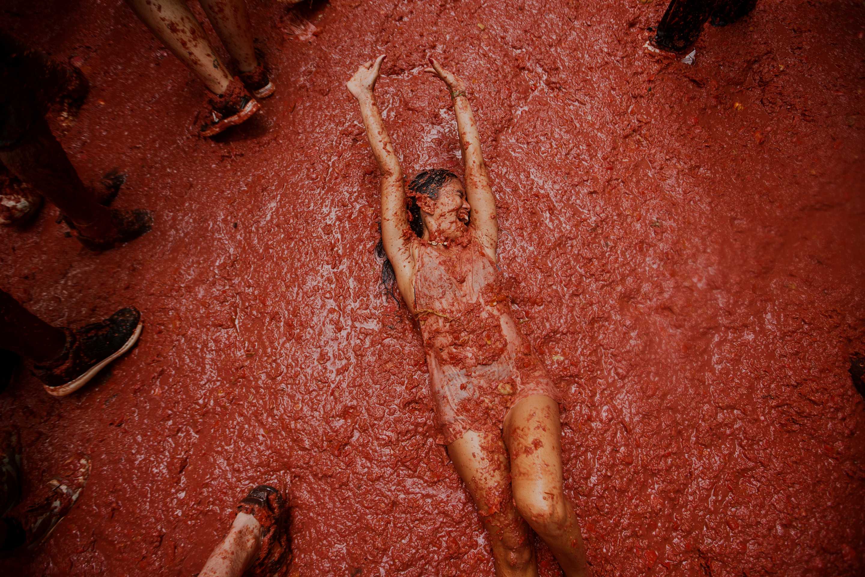 Una mujer reacciona durante la Tomatina, una fiesta anual de lucha de tomates, en el pueblo de Buñol, cerca de Valencia, España, el miércoles 27 de agosto de 2025. (Foto AP/Alberto Saiz)