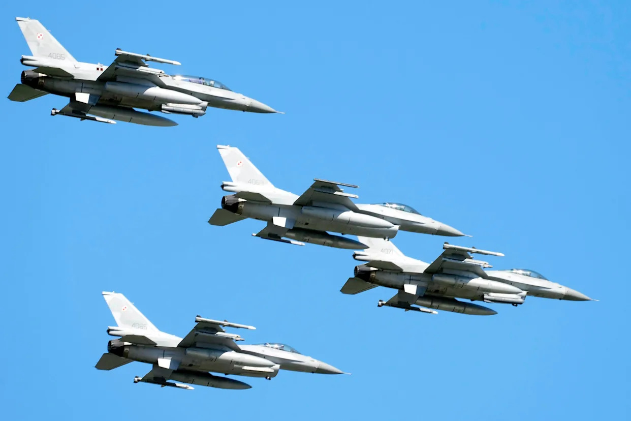 F-16 jet crashes while practicing for air show in Poland, killing pilot