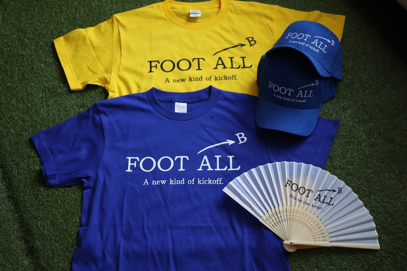 大阪府サッカー協会のプロジェクト「FOOT ALL」への協力を呼びかけるクラウドファンディングのリターングッズ=兵庫県芦屋市で2025年6月28日午後4時37分、高尾具成撮影
