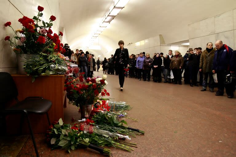 Rusos depositan flores en memoria de las víctimas de una explosión en la estación de metro de Lubyanka el 29 de marzo de 2010 en Moscú, Rusia