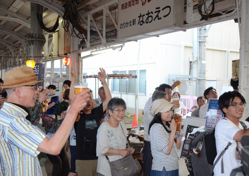 乾杯する直江津駅ビアガーデンの来場者たち=新潟県上越市で2025年7月11日午後6時14分、神崎修一撮影