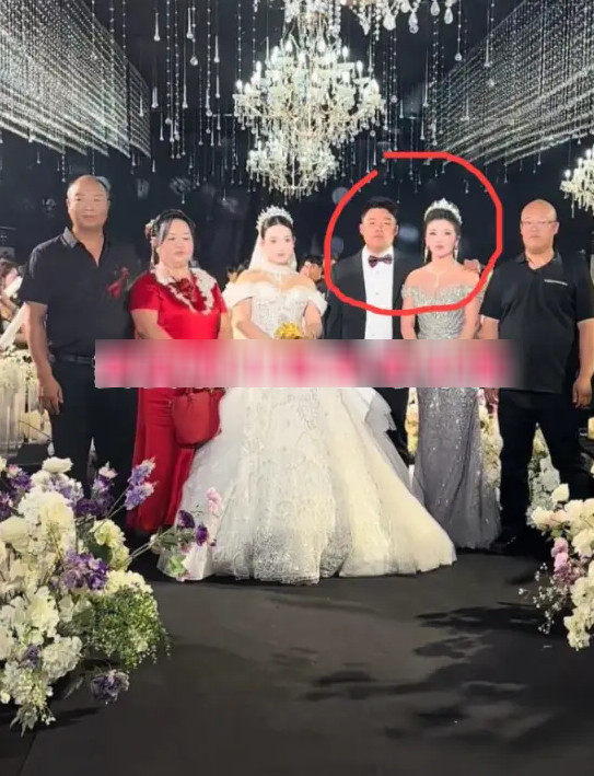 Mẹ chồng ăn mặc lộng lẫy làm cô dâu bị 'lu mờ' trong đám cưới gây tranh cãi