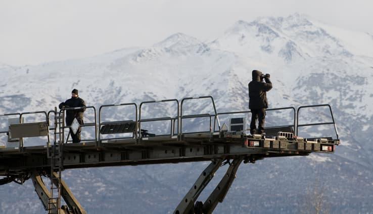 Trois fois la taille de Paris, espace aérien fermé... La base aérienne d'Elmendorf, un bunker géant et sécurisé pour le sommet Trump-Poutine