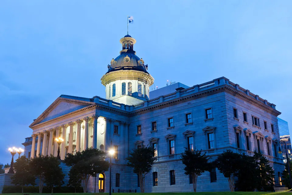 The state house lit up at night. (traveler1116 / Getty Images/iStockphoto)