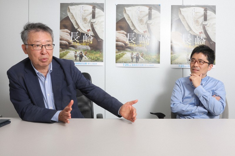 「長崎-閃光の影で-」の松本准平監督(右)と鍋島壽夫プロデューサー=東京都千代田区で2025年4月15日、後藤由耶撮影