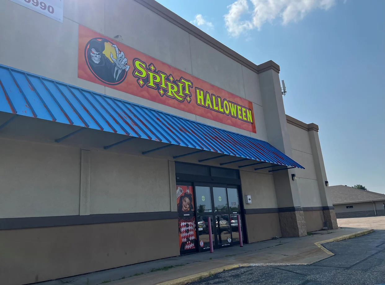 Spirit Halloween opens its first 100 stores. See locations in Texas