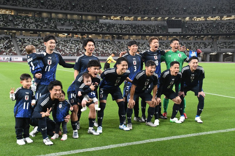 喜びの表情で試合前の記念撮影に臨むデフサッカー日本代表の松元卓巳選手(後列右端)=東京・国立競技場で2025年4月2日午後6時59分、川村咲平撮影