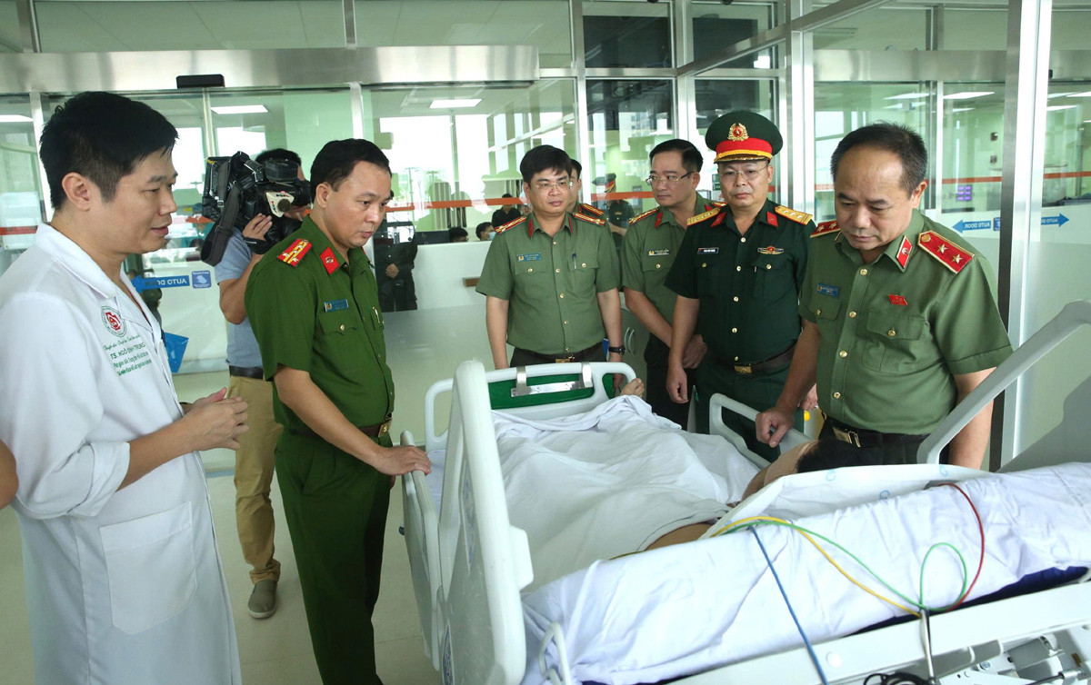 Lời nhắn nhủ của Giám đốc Công an Hà Nội khi đến thăm Đại úy Lê Đình Công