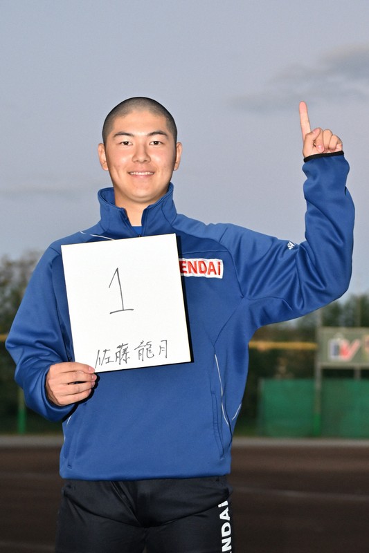色紙を手にポーズを取る健大高崎の佐藤龍月選手＝群馬県高崎市で2024年11月19日、三浦研吾撮影