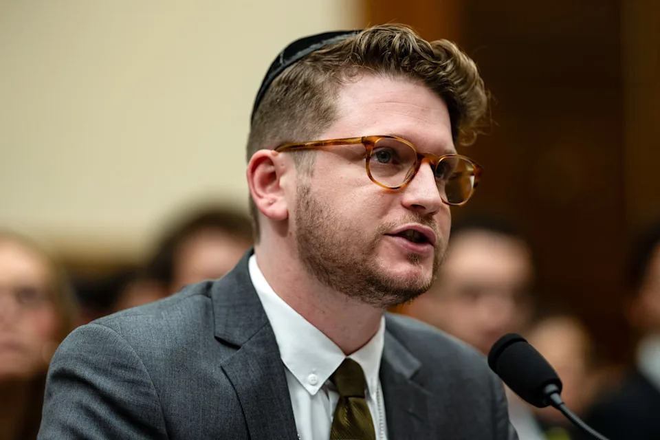 Shabbos Kestenbaum speaks (Kent Nishimura / Getty Images file)