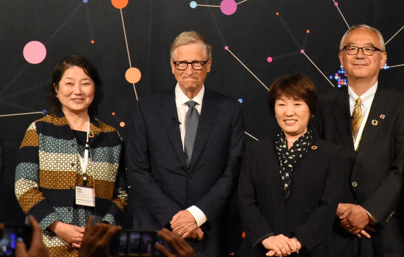 講演後に登壇者らと写真撮影をする米マイクロソフト共同創業者のビル・ゲイツ氏（左から2人目）＝東京都千代田区で2025年8月19日午後5時17分、古川幸奈撮影