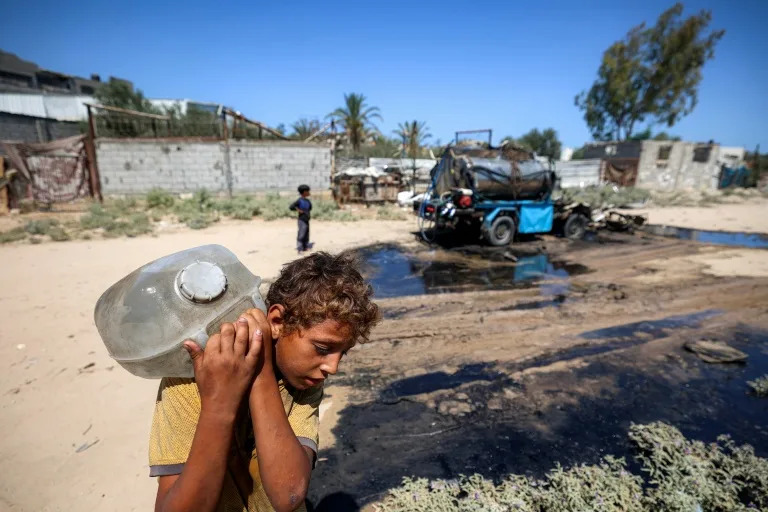 The war in Gaza has devastates water infrastructure, with the few opportunities to find any made dangerous by bombing (Eyad BABA)