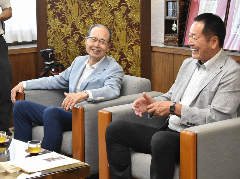 世界少年野球大会の開会にあたり、秋田県大仙市役所を訪問し、老松博行市長と談笑する王貞治さん（左）と中畑清さん（右）＝大仙市役所で2025年7月31日午後、高橋宗男撮影