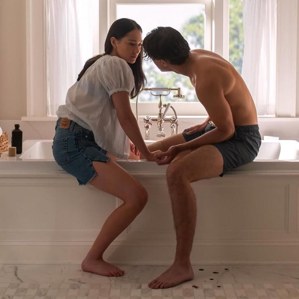Christopher Briney y Lola Tung, Conrad y Belly en El verano en que me enamoré