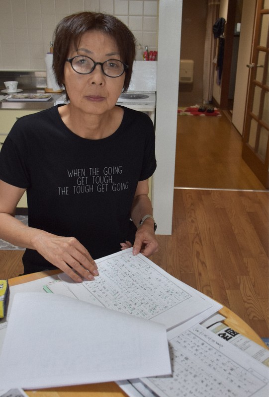耕作さんからの手紙のコピーを手にする大森さん。固有名詞を調べては細かな注釈を書き込んだ＝足利市江川町で2025年7月22日午後3時20分、太田穣撮影
