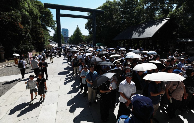炎天下、靖国神社参拝のため列を作る人たち＝東京都千代田区で2025年8月15日午前9時33分、小出洋平撮影
