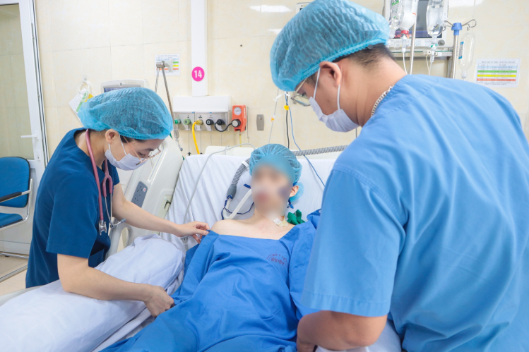 Nữ điều dưỡng nhanh trí cứu nam thanh niên đột ngột bất tỉnh khi đi du lịch