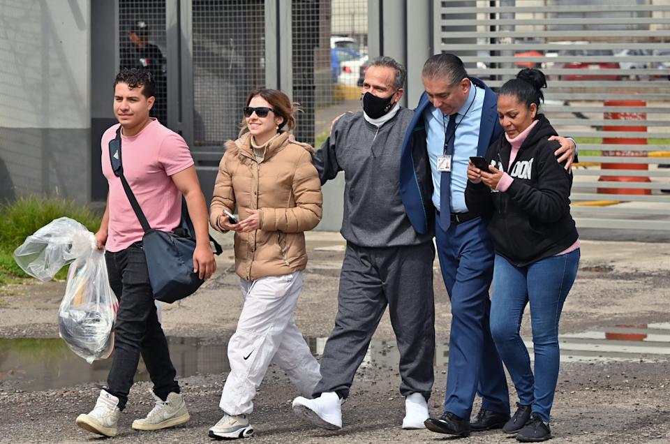 Israel Vallarta camina junto a sus hijos, Israel y Michelle, su abogado Arturo Robles, y su esposa Mary Sainz a su salida del penal del Altiplano. (Photo by Mario Vazquez / AFP) (Photo by MARIO VAZQUEZ/AFP via Getty Images)