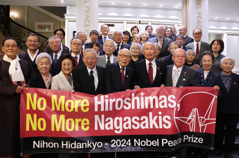 ノーベル平和賞の授賞式を前に記念撮影する日本被団協の田中熙巳代表委員(前列中央)とメンバーら=オスロで2024年12月10日、猪飼健史撮影