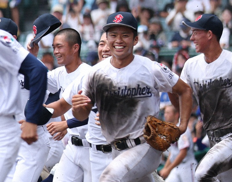 握りしめたウイニングボールを…　聖隷クリストファーが甲子園初勝利