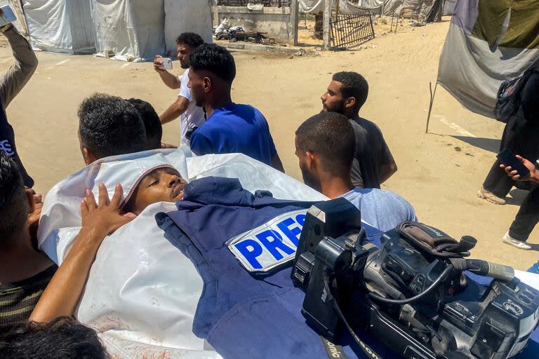 Dolientes portan el cuerpo del fotoperiodista palestino de Al-Jazeera, Mohamed Salama, fallecido en un ataque israelí contra el Hospital Nasser, durante su funeral en Khan Yunis, en el sur de la Franja de Gaza, el 25 de agosto de 2025.