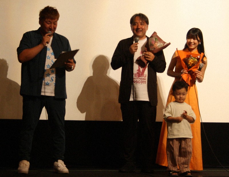 舞台あいさつに訪れた沖正人監督（中央）と川口真奈さん（右）＝広島市中区で2025年7月8日午後7時31分、宇城昇撮影
