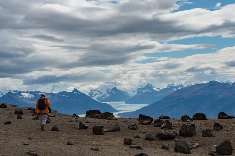 El yacimiento paleontológico en Estancia Anita, escenario de multiples hallazgos paletontológicos, de fondo el glaciar Perito Moreno, Santa Cruz.