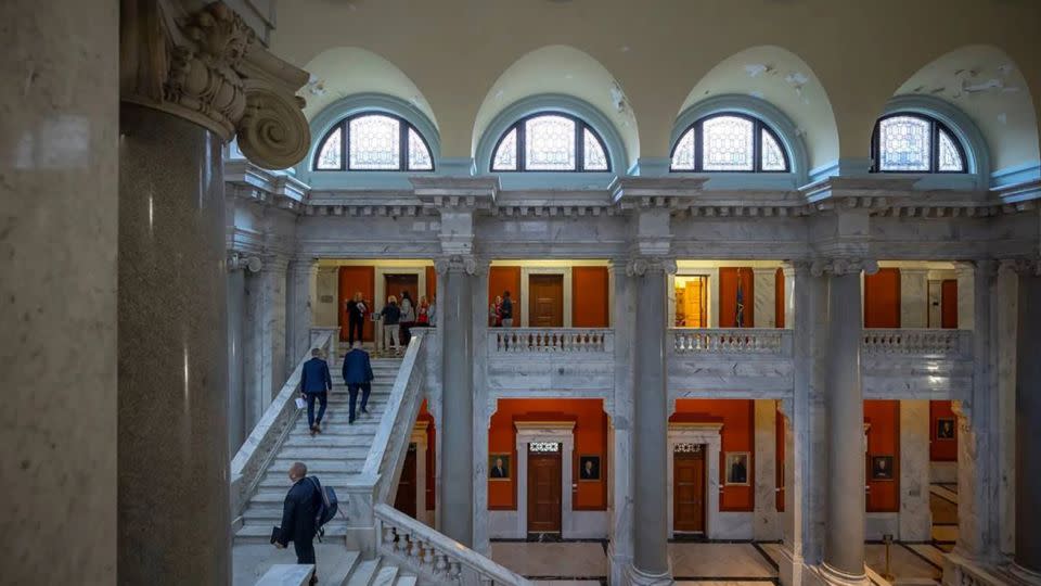 El Capitolio del Estado de Kentucky, en Frankfort. Recientemente, los legisladores solicitaron la derogación de una orden ejecutiva que prohibía a los profesionales de la terapia de conversión recibir fondos estatales, lo que convierte al estado en uno de los primeros en flexibilizar las restricciones contra este tipo de terapia. - Lexington Herald-Leader/Tribune News Service/Getty Images