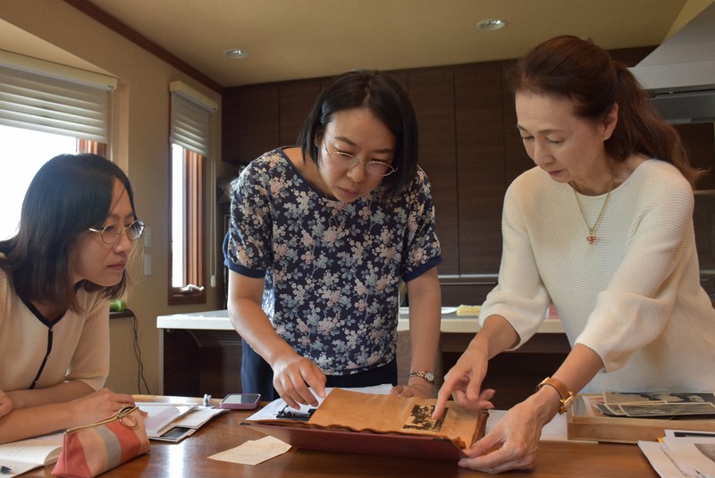 前田直の遺品などに目を通す（左から）森谷理沙・京都大特定准教授、斎藤慶子・愛知県立大准教授、加藤順子さん＝名古屋市で2025年8月13日午後2時2分、真貝恒平撮影