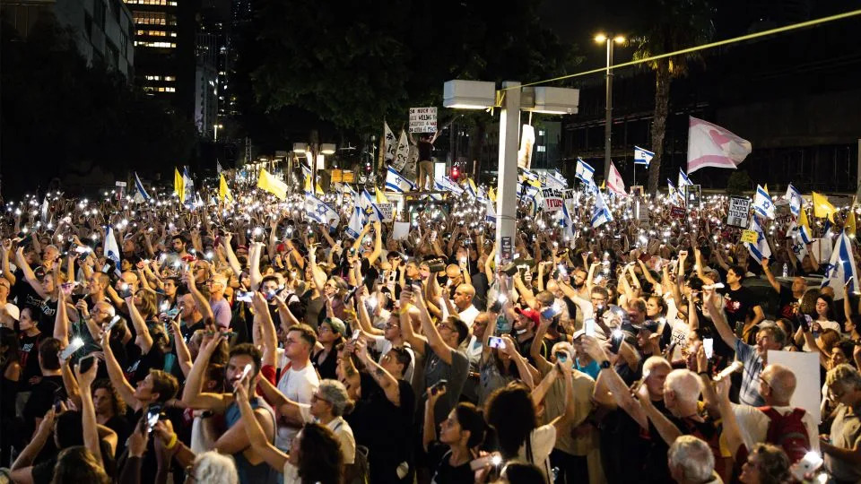 Protesters in Tel Aviv hold up their lit-up cellphones during a demonstration organised by the families of the Israeli hostages. - JJohn Wessels/AFP/Getty Images