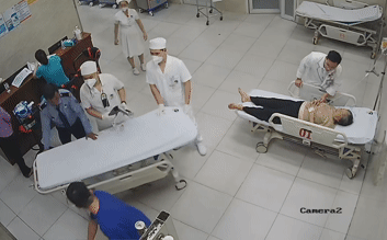 Nam thanh niên bị bạn đâm từ lưng xuyên sang bụng, thủng dạ dày