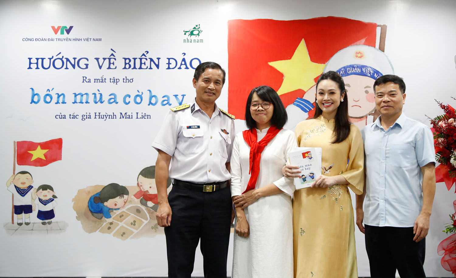 Nữ nhà báo VTV dành 1 năm ra tập thơ 'Bốn mùa cờ bay'