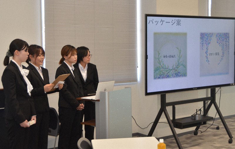 クラブンの役員らに水性インクのプレゼンをする山陽学園大の学生＝岡山市北区で2025年7月31日午後4時47分、平本泰章撮影