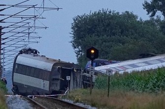 デンマークで列車事故　1人死亡　車と衝突し脱線、横倒しの車両も