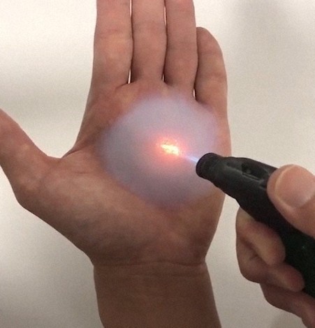 手をあぶっても熱くない　魔法の断熱材が環境問題解決のカギに？