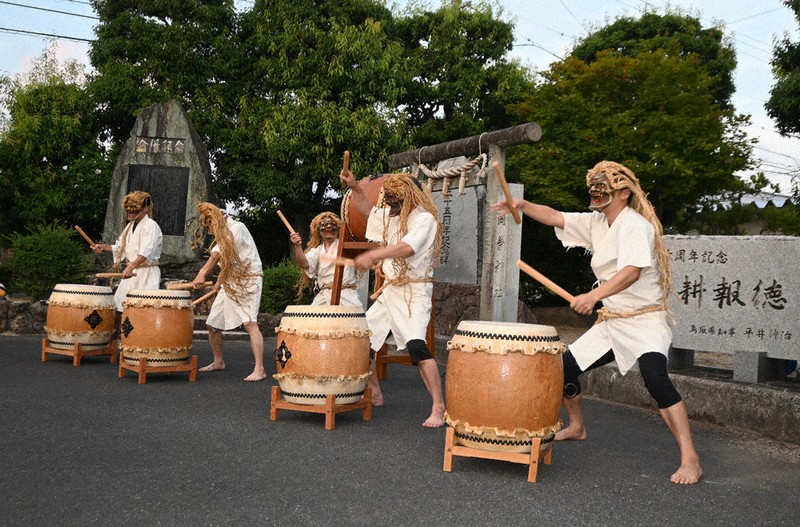 神前で披露された北条デューンの奉納太鼓＝鳥取県倉吉市越殿町のJA鳥取中央本所で2025年7月31日午後6時52分、山田泰正撮影