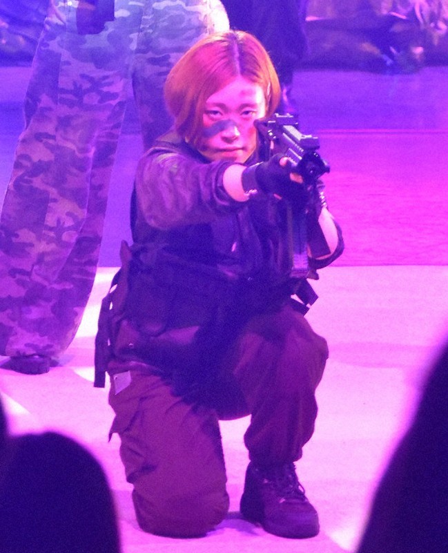 ミュージカル「戦争ごっこ」で、サバイバルゲームを満喫するアミ役の横山愛実さん＝高松市で2025年6月8日午後5時26分、佐々木雅彦撮影