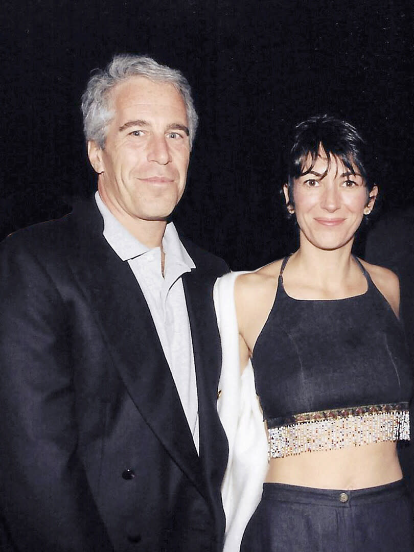 Le prédateur sexuel Jeffrey Epstein et sa partenaire Ghislaine Maxwell à Mar-a-Largo en février 2001.